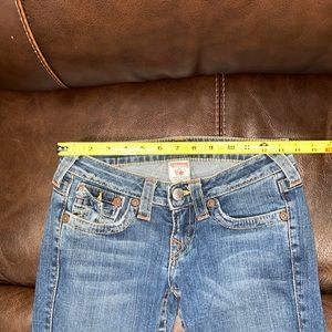 Low-rise medium wash skinny/straight leg jeans